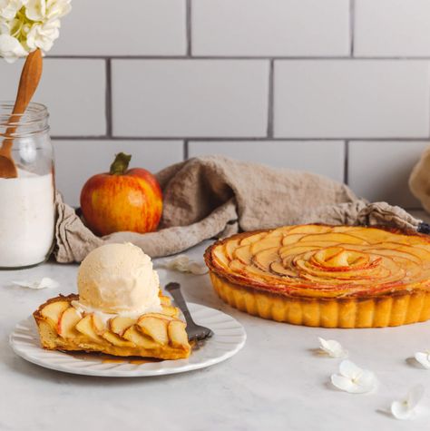 Salted Caramel Apple Tart, Caramel Apple Tart, Caramel Dipping Sauce, Cafe Cake, Tart Dough, Sliced Apples, Leftover Dough, Gooey Caramel, Caramel Tart