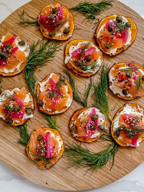 Mini Smoked Salmon Bites on Sweet Potato Toasts — All Types Of Bowls Mini Bagels Appetizers, Smoked Salmon Bagel Bites, Smoked Salmon Appetizer Bites, Mini Sweet Potatoes, Mini Bagel Appetizers, Salmon Puffs Appetizers, Sweet Chili Salmon Bites, Smoked Salmon Bites, Smoked Salmon Appetizer Platter