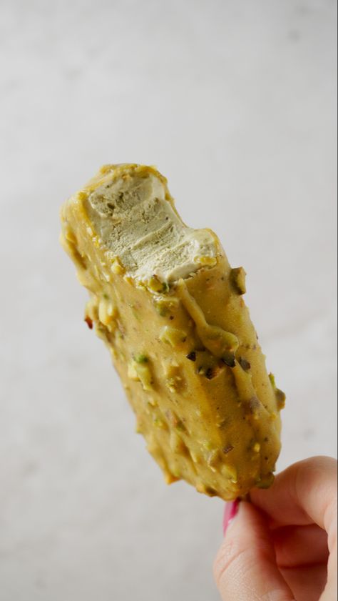 Un tripudio di pistacchio per questo gelato su stecco 100% vegetale Ice Cream, Cream