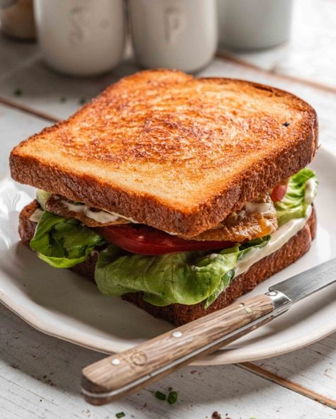 Crispy Chicken Skin “BLT” replaces bacon with crispy chicken skin. This recipe includes homemade, chicken-fat-infused mayonnaise. Bear Spaghetti, Crispy Chicken Skin, Smashed Sweet Potatoes, Easy Dipping Sauce, Chicken Blt, Spaghetti Recipes Easy, Crispy Chicken Sandwiches, Chili Crisp, Sweet Potato Slices