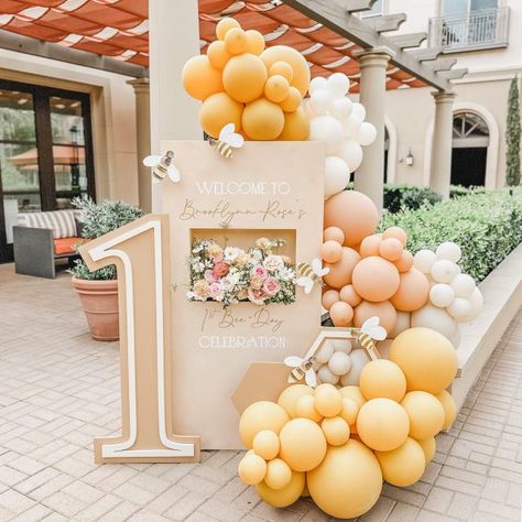 #Doljabi #Doljanchi #koreanfirstbirthday on Instagram | Doljabi - Doljanchi Korean 1st Birthday Party Planning Source Simple Baby Birthday, Birthday Entrance, 1st Bee Day, Korean 1st Birthday, Mimi Birthday, Flower Birthday Party, Baby Birthday Decorations, Baby Shower Theme Decorations, Baby Shower Deco