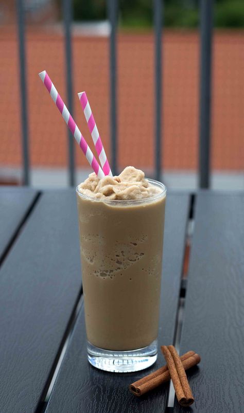 Chai Latte Ice Blend is very easy to make- you get a sweet tasty drink in under 10 minutes. The ice blend is perfect for the hot summers. Ice Blended, Iced Chai Latte, Espresso Recipes, Iced Chai, Chai Recipe, 3 Ingredient Recipes, Homemade Coffee, Chai Latte, Iced Latte