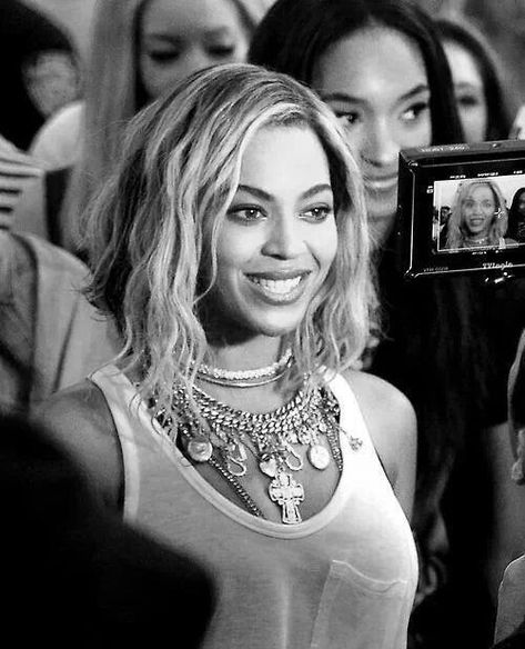 Beyoncé on We Heart It - http://weheartit.com/entry/99414253 Beyonce Self Titled, Beyonce Xo, Beyonce Music, Sasha Fierce, Beyonce Knowles Carter, Self Titled, Mrs Carter, Beyonce Queen, Queen Bey