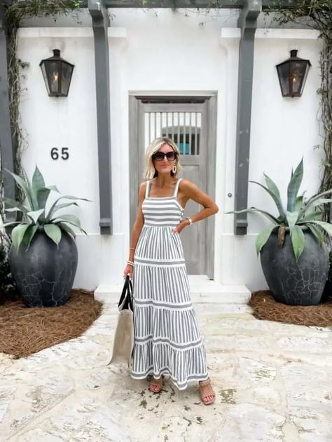 15 Outfit Ideas for Your Next Beach Vacation - Loverly Grey #passion4savings #beach #hacks #diy #savingmoney #vacation . Find more here 👉 https://whispers-in-the-wind.com/summer-beach-outfit-inspirations/?beachoutfit Resort Casual Attire Women, Resort Dinner Outfit, Resort Outfit Ideas, Key West Outfits, Beach Outfits Women Vacation, Hamptons Outfit, Loverly Grey, Resort Casual, Capri Outfits