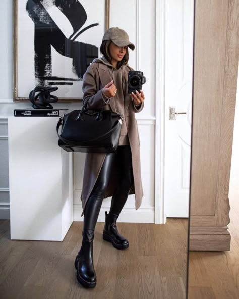 Lug Boots Outfit Fall, Chelsea Boots Outfit Winter, Chunky Boot Outfit, Chunky Chelsea Boots Outfit, Lug Boots Outfit, How To Style Chelsea Boots, Black Booties Outfit, Chunky Boots Outfit, Combat Boot Outfits