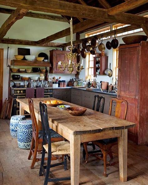 These owners added an 18th-century barn to serve as a kitchen and extra space. The use of antique and recycled wood for the cabinets and… 1900 Kitchen, Dapur Rustic, French Country Interior, Rustic Dining Room Table, Old Fashioned Kitchen, Country Interior Design, Barn Kitchen, Pole Barns, Barn Interior