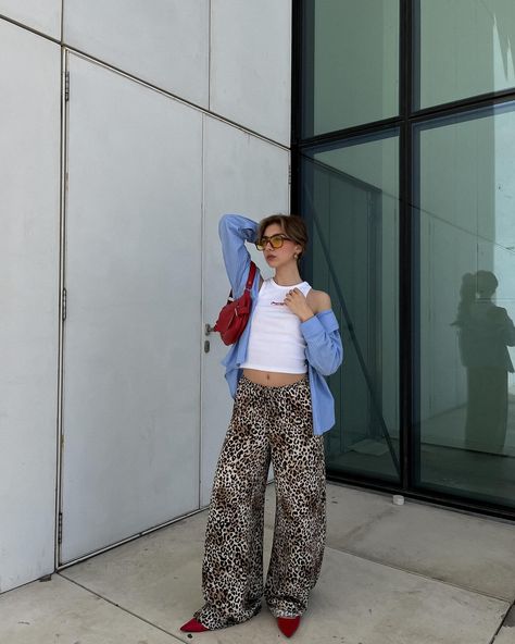 The season of the leopard 🐆 Pants: @bershka Top: @pullandbear Shirt: @pullandbear Ballet flats: @parfois #springlooks #springootd #springfashion #springoutfits #ootd #outfitcheck #outfitideas #outfitideas #style #fashion2024 #pullandbearcommunity #bershkastyle #parfoisandfriends Leopard Pants Outfit Summer, Animal Print Top Outfit, Print Pants Outfit, Leopard Pants Outfit, Bershka Outfit, Printed Top Outfit, Internship Outfit, Leopard Outfit, Wardrobe Aesthetic