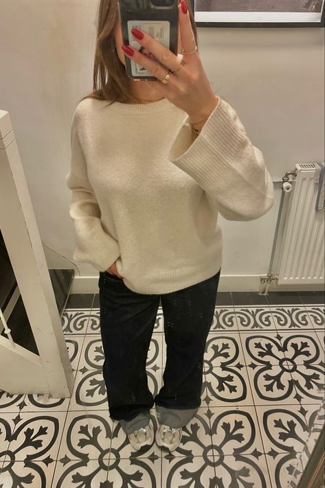 knit sweater inspo White Sweater Styling, White Knit Sweater Outfit, Sweater Styling, White Sweater Outfit, Knit Sweater Outfit, White Knit Sweater, Winter Fits, White Sweater, White Outfits