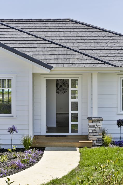 White-painted Linea Weatherboard by James Hardie brings a traditional and sophisticated look to this modern home. James Hardie Linea Weatherboard, Weatherboard Exterior Color Schemes, Hamptons Colour Palette, Weatherboard Cladding, White Weatherboard House, Cottage Facade, House Fences, Weatherboard Exterior, Harvey House