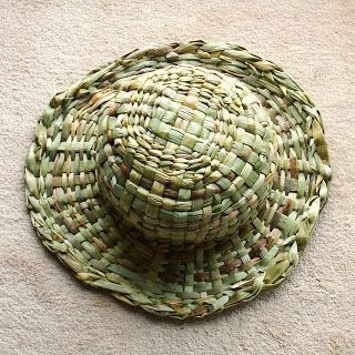 Rush Weaving, Rush Baskets, Weaving Workshop, Flax Weaving, Couture Invisible, Woven Hat, Willow Weaving, Cat Tail, Eco Design