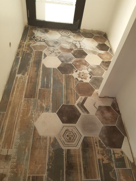 Unique Vinyl Flooring, Narrow Hallway Color Ideas, Vintage Tegel, Storage Hallway, Entrance Modern, Upstairs Hallway, Hallway Ideas Entrance, Narrow Hallway, Bathroom Floor