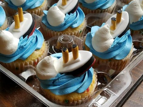 Titanic Cupcakes Titanic Cupcakes, Titanic Cake Ideas, Titanic Cake, Titanic Birthday, Titanic Party, Bored Ideas, 14th Birthday Party Ideas, Themed Drinks, Themed Birthday Cakes