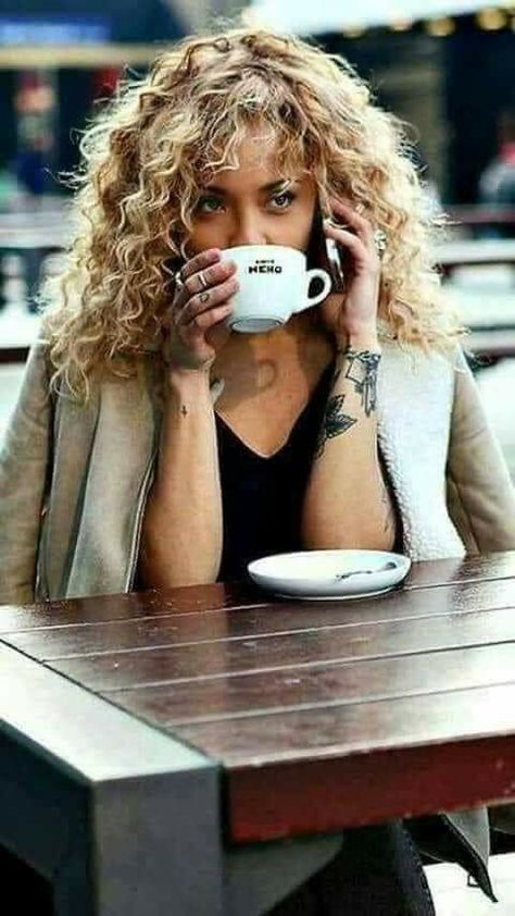 Curly Bangs, Blonde Curly Hair, Coffee Girl, Curly Hair With Bangs, Short Blonde, Short Blonde Hair, Curly Hair Cuts, City Girl, Aesthetic Hair