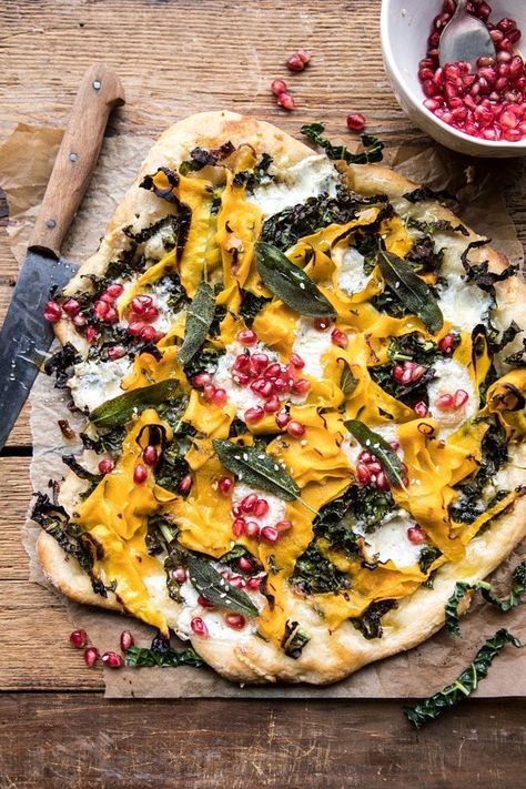 Caramelized Onion, Butternut Squash, and Crispy Kale Pizza | halfbakedharvest.com #pizza #autumn #fallrecipes #easy #easydinner Kale Pizza, Butternut Squash Pizza, Squash Pizza, Crispy Kale, Plats Healthy, Half Baked, Caramelized Onion, Half Baked Harvest, Pizza Party