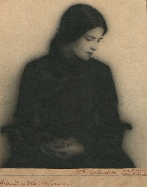 Mrs Mortensen by William Mortensen 1926 #vintage #photo William Mortensen, Black And White People, Portrait Photography Women, Belgrade Serbia, Beauty Portrait, Black And White Portraits, Dark Photography, Photography Pictures, Artistic Photography