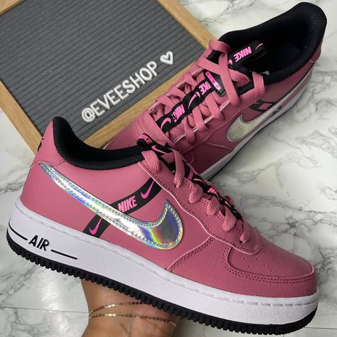 Air Force 1 Low Pink Iridescent - Size 6.5y = 8 Women's - Brand New With Box - Ships Within 24 Hrs Of Purchase Check Out Our Closet For More Nike Air Max - 1 - 90 - 95 - 270 - 720 - 97 - 98 - Air Force 1 - Sb - Jordan Retro - Vapormax Plus - Adidas - Puma - New Balance - Ugg - Dr. Martin - Vans Pink Boots Outfit, Nike Cortez Women, Nike Air Max Pink, Puma Fashion, Looks Hip Hop, Nike Shoes Women Fashion, Nike Sneakers Mens, Nike Shoes Air Force, Nike Fashion Shoes