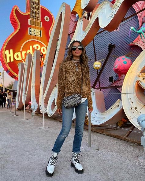 Outfit Botines, White Booties Outfit, Sincerely Jules Style, Vegas Fashion, The Neon Museum, White Boots Outfit, Julie Sarinana, Outfit Botas, Neon Museum