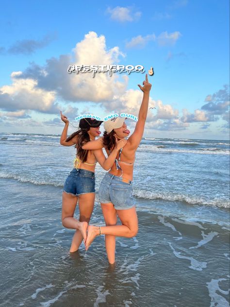 Cute Beach Pictures To Take With Friends, Fun Beach Pics With Friends, Beach Picture Poses Friends Photo Ideas, Beach Pictures To Take With Best Friend, Beach Pictures Sisters, Beach Poses Best Friends, Cute Pictures At The Beach, Best Friend Photoshoot Beach, Beach Poses Instagram Photo Ideas Friends