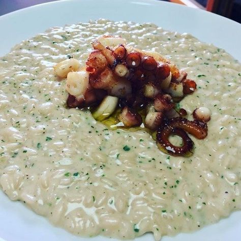 Risotto al polpo croccante e crema di patate - Al.ta Cucina Risotto Gourmet, Zucchini Pancakes, Creative Food Art, Love Eat, Italian Dishes, Orzo, Creative Food, Soul Food, Savoury Food