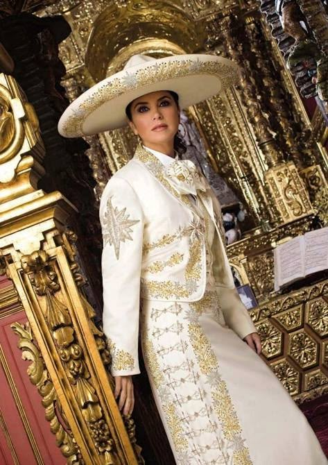 Lucero. Cantante mexicana. 🇲🇽 Mariachi Dress, Mariachi Outfit, Mexican Rodeo, Mariachi Suit, Charro Outfit, Vestido Charro, Traditional Mexican Dress, Mexican Fashion, Mexican Outfit