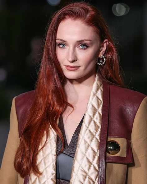 Sophie Turner Dark Hair, Sophie Turner Hair, Sophie Turner Red Hair, Acotar Cast, Sofie Turner, Sophie Turner Photoshoot, Dark Copper, Peinados Fáciles Para Cabello Corto, Hair Red