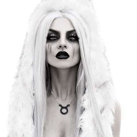 Spider Witch Makeup, White Lady Ghost, Goddess Halloween, Ghost Makeup, Goddess Makeup, Holloween Makeup, Aries Necklace, Black Wedding Gowns, Long White Hair