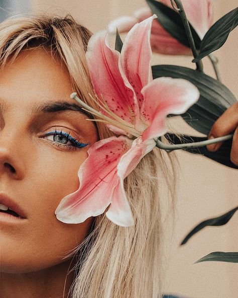 Tezza su Instagram: "🌷" Flower Behind Ear, Plant Inspiration, Instagram New York, Flower Photoshoot, Portrait Photography Women, Wear With Leggings, Instagram Giveaway, Beauty Inspo, Most Beautiful People