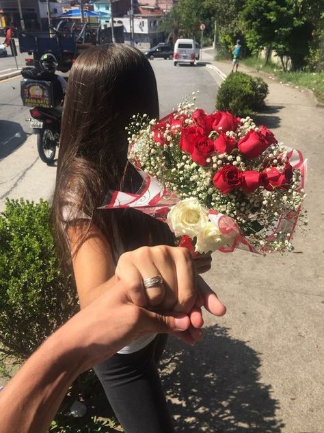 Flowers For Girlfriend, Type Of Flowers, Type Of Boyfriend, Giving Flowers, Ulzzang Couple, Boyfriend Goals, Trik Fotografi, Send Flowers, Couples Poses For Pictures