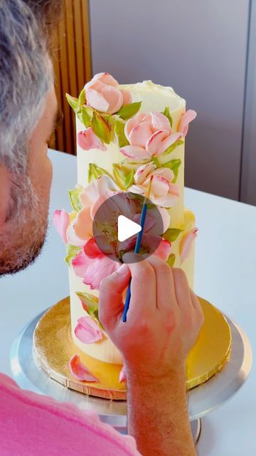 28K views · 6.1K likes | Julián Ángel ▲ on Instagram: "Palette knife Peonies are blooming in my cake ! Soft and kind colors to warm up our mood 🌸 . #paletteknife #paletteknifepainting #paletteknifecake #buttercream #buttercreamflowers #frosting #cake #cakedecorating" Ukrasavanje Torti, Spatula Painting, Frosting Cake, Buttercream Flower Cake, Royal Icing Decorations, Bloom Baby, Decorator Icing, Twins Baby Shower, Pallet Painting