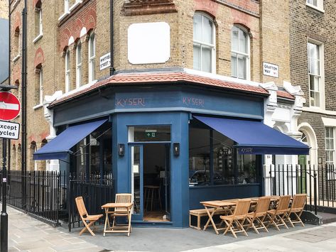 Corner Restaurant Exterior, Corner Shop Design Store Fronts, Corner Entrance Ideas, Corner Cafe Exterior, Corner Cafe Design, Corner Shop Design, Corner Awning, Front Of Restaurant, Corner Street