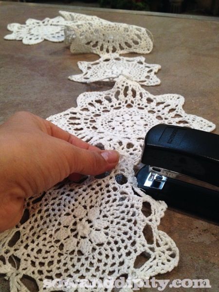 Antique Doilies Ideas, White Christmas Tree With White Ornaments, Diy Doilies, Doily Garland, Vintage Garland, Small Doilies, Lace Christmas Tree, Shabby Chic Christmas Tree, Doilies Crafts