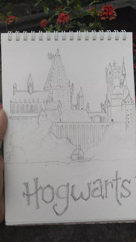 Harry Potter Drawings Aesthetic, Hogwart Sketch, Harry Potter Castle Drawing Easy, Hogwarts Houses Drawings Easy, Hogwarts Castle Drawing Simple, Simple Hogwarts Drawing, Harry Potter Related Drawings, Series Drawings Ideas, Harry Potter Theme Drawings