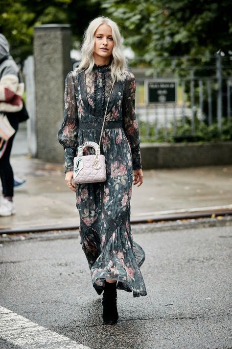 Floral Maxi Dress Outfit, Floral Dress Winter, Dress In Winter, Fall Fashion Skirts, Maxi Dress Outfit, Winter Dress Outfits, Black Women Fashion, Flower Dress, 가을 패션