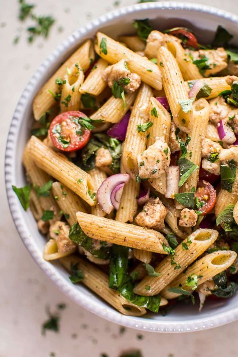 This balsamic caprese pasta salad is a fresh, quick, and simple vegetarian side dish that's perfect for picnics or BBQs. Balsamic Pasta Salad, Penne Pasta Salad, Caprese Pasta Salad Recipes, Macaroni Pasta Salad, Balsamic Pasta, Salad With Balsamic Vinaigrette, Salad With Balsamic Dressing, Cold Pasta Salad Recipes, Pasta Penne