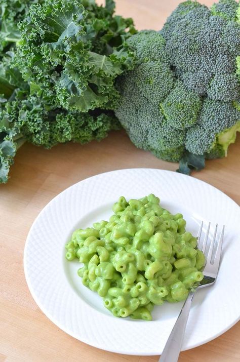 Healthy mac and cheese recipe for kids for a fun St Patrick's Day Side Dish! Fresh Kale and Broccoli make this recipe the natural green color no food dyes. Kids Mac And Cheese Recipe, Green Mac And Cheese, Recipe Using Kale, Healthy Mac And Cheese Recipe, Healthy Mac N Cheese Recipe, Healthy Mac And Cheese, Healthy Mac N Cheese, Food Recipes For Kids, Vegetarian Kids