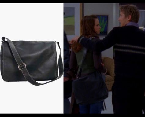 I have been looking for this bag for two years, so beautiful. It's a Kenneth Cole Vento Messenger Bag Rory Gilmore Messenger Bag, Birkin Bag Rory Gilmore, Rory Gilmore Backpack, Lorelai Gilmore Outfits Leather Jacket, Clothes Rory Gilmore, Rory Gilmore Books, Leather Book Bag, Black Leather Messenger Bag, Gilmore Girls Fashion