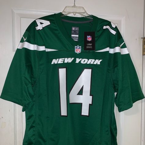 New York Jets #14 Darnold Nfl Football Jersey Smoke Free Closet Size: Xl. Color: Green, White. 100% Recycled Polyester. On Field Edition Jersey. Approximate Measurements While Laying Flat: Armpit To Armpit: 24” Length(Shoulder To Bottom Hem.): 31” #14 And New York Are On The Front. Darnold And #14 Are On The Back. The Nike Logo Is Shown On The Shoulders. Photos (1,10,13) Jersey Is Still In The Original Plastic Packaging. Please Let Me Know If You Have Any Questions. Thanks For Checking Out My Cl Football Halloween Costume, Ahs Style, Titans Jersey, New York University, Manchester United Soccer, Green Jersey, Streetwear Girl, New York Red Bulls, Cold Fits