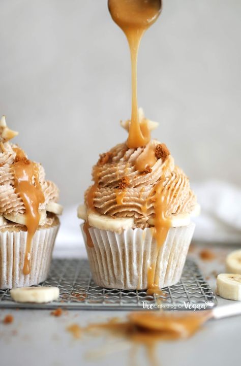 Vanilla sponge cupcakes, with a core of caramel sauce, topped with a whipped caramel buttercream, fresh banana slices, a caramel drizzle, and toffee chunks.  The perfect cupcakes for summer and simple to make, because who wants to be in the kitchen for hours on end when the suns out? Vegan Banoffee, Banoffee Cupcakes, Summer Cupcakes, Toffee Sauce, Caramel Buttercream, Caramel Toffee, Vegan Cupcakes, Desserts Vegan, Salty Cake