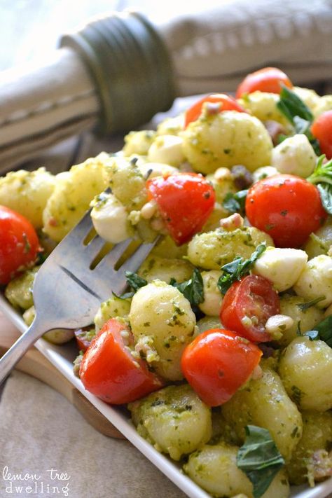 Pesto Caprese Gnocchi - just 7 ingredients to the perfect fall comfort dish! Caprese Gnocchi, Vegetarian Tips, Pesto Gnocchi, Best Appetizer, How To Cook Gnocchi, Delicious Appetizer Recipes, Best Appetizer Recipes, Gnocchi Recipes, Summer Dishes