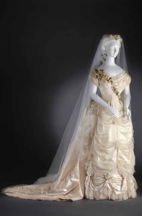 Wedding dress: bodice, skirt and petticoat, by Charles Frederick Worth, France, 1874. Silk, wax. Collection of Cincinnati Art Museum. French Wedding Dress, Charles Frederick Worth, House Of Worth, 1870s Fashion, Cincinnati Art, Dress Bodice, Victorian Wedding, Old Dresses, Antique Wedding