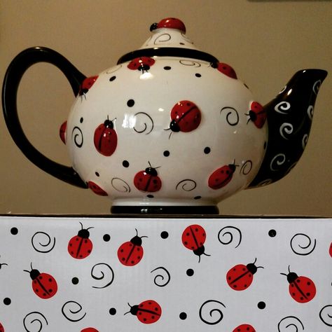 Lady bug tea pot Ladybug Room, Lady Bugs, Ceramics Pottery Art, Cute Kitchen, Cute Little Things, Love Bugs, Dream House Decor, Cool Stuff, Lady Bug