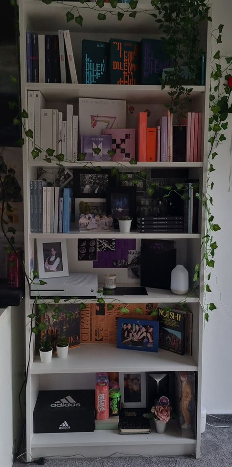 Big Shelf Decor Bedroom Ideas, Kpop Albums Shelf Aesthetic, Kpop Album Shelves, Kpop Album Setup, Kpop Shelf Ideas Aesthetic, Kpop Album Bookshelf, Kpop Album Aesthetic Collection, Kpop Album Shelf Aesthetic, Kpop Album Storage Ideas