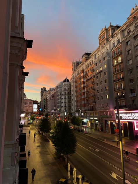 #sunset #madrid Madrid In Autumn, Aesthetic Places, Holiday Vibes, Travel Pics, Aesthetic Vibes, Spain Travel, Travel Pictures, Fall Vibes, Camera Roll