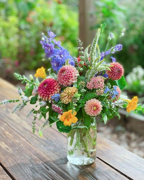 394 Likes, 10 Comments - Eileen 👩🏻‍🌾 (@farmgalflowers) on Instagram: “Dahlias, delphinium, zinnias, forget-me-nots, and celosia with lots of herbs tucked in! Swipe to…” Patio Table Centerpiece, Zinnia Bouquet, Mexican Flowers, Flower Truck, Flower Farmer, Cut Flower Garden, Forget Me Nots, Bouquet Design, Lavender Wedding