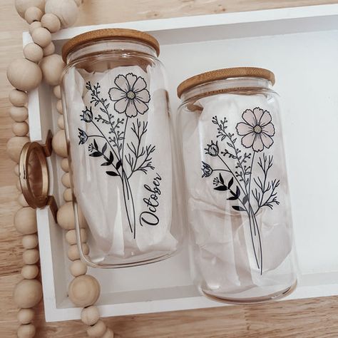 Each cup includes a cute card with the meaning of the flower for the month. - Included with each 16oz can-shaped glass is one bamboo lid with silicone rubber seal and a plastic straw. -Images on glass are not vinyl. They will not peel. - Perfect for any type of beverage! Cricut Floral Vinyl Ideas, Cricket Cup Ideas, Plastic Cup Design Ideas, Cup Cricut Ideas, Cricut Cup Ideas Vinyls, Cricut Cups Ideas, Can Glass Cup Design, Svg For Cups, Glass Cups With Vinyl