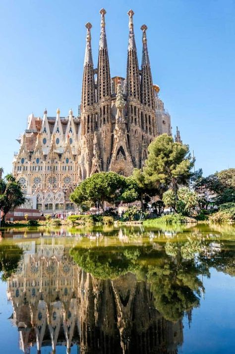 The best things to do in Spain. Places to visit in Spain I Granada I Barcelona I Madrid I Andalucia #travel #traveltips #spain Things To Do In Barcelona, Barcelona Spain Travel, To Do In Barcelona, Antoni Gaudi, Dream Travel Destinations, Beautiful Places To Travel, Beautiful Buildings, Barcelona Spain, Spain Travel