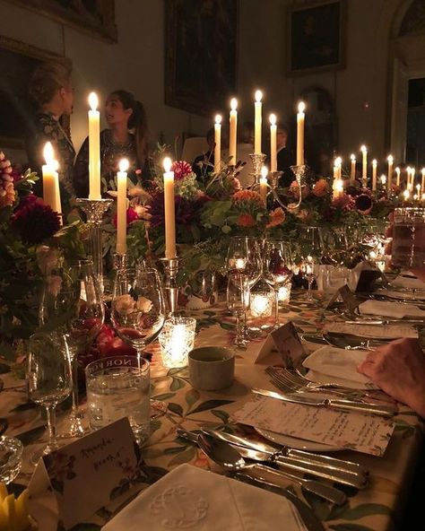 Winter Dinner Party Aesthetic, December Dinner Party, Victorian Dinner Party, Christmas Party Decorations Elegant, Victorian Christmas Dinner, Fancy Christmas Dinner, Christmas Dinner Party Table Decor, Christmas Dinner Aesthetic, Christmas Party Aesthetic