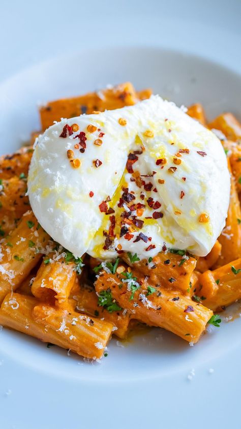 Yarin Shachagi | Creamy Vodka Tortiglioni & Burrata Spring has arrived, so to celebrate I made a comforting bowl of pasta in a creamy vodka sauce. It’s… | Instagram Bread Bowl Pasta, Vodka Sausage Pasta, Creamy Vodka Sauce, Burrata Recipe, Vodka Sauce Pasta, Cream Pasta, Burrata Cheese, Italian Pasta Recipes, Vodka Sauce