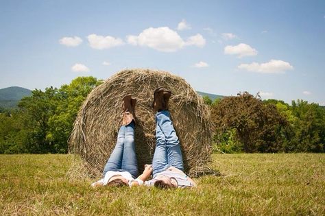 Haybale Photoshoot, Save The Date Pictures, Farm Pictures, Holiday Photoshoot, Couple Picture Poses, Fall Pictures, Couple Photography Poses, Photographer Branding, Branding Photoshoot