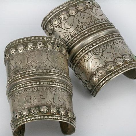 Bracelets have been a popular accessory among men and women since time immemorial. In ancient times, when there was no concept of fashion, trend or style – bracelets or armbands were valued for their spiritual powers more than their... Pakistan Jewelry, Vintage Jewelry Ideas, Cultured Pearl Bracelet, Gold And Silver Bracelets, Silver Jewellery Indian, Silver Jewelry Design, Silver Jewels, Funky Jewelry, Stirling